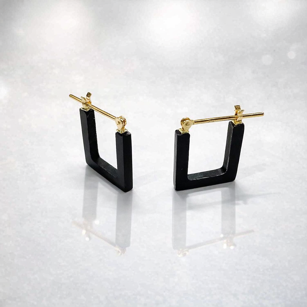 K18オニキスピアス