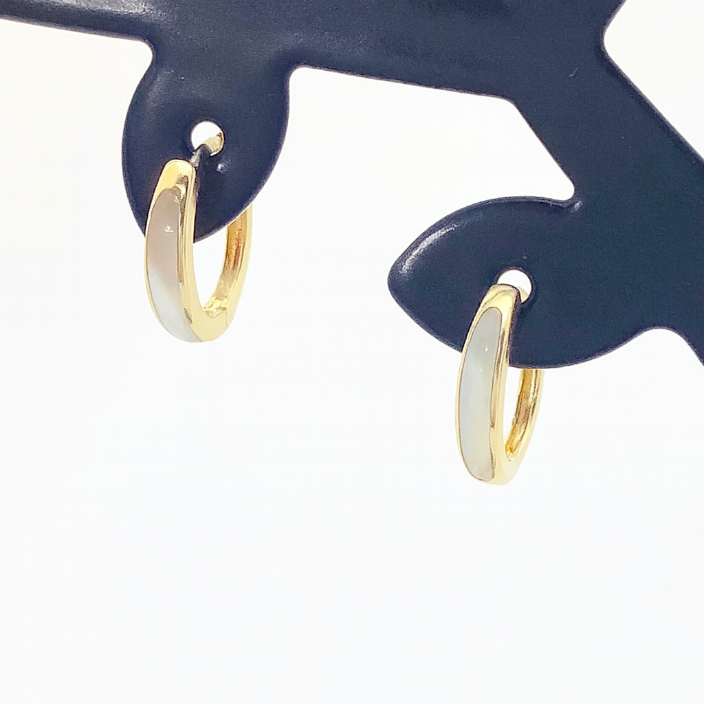 K10シェルフープピアス